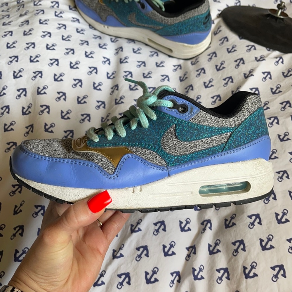 Blue Nike Air - size 6 womens